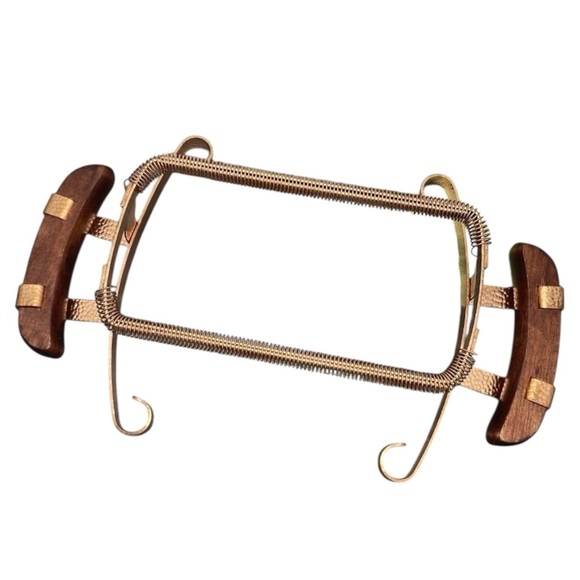 VINTAGE HAMMERED COPPER CASSEROLE PAN HOLDER WITH WOOD HANDLES - Picture 4 of 5